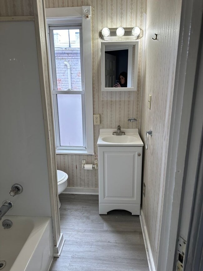 Building Photo - 809 Columbia Ave