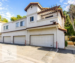 Building Photo - "Charming 2-Bed, 2-Bath Townhouse with 999...