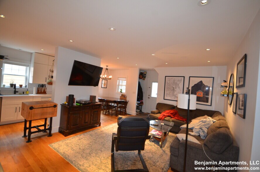 Building Photo - 15 Elmira St