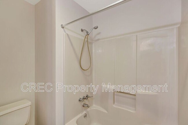 Building Photo - 1005 Tj Ln