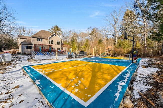 Building Photo - 1551 Wooded Acres Dr