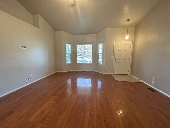 Building Photo - 115 Cassidy Dr E