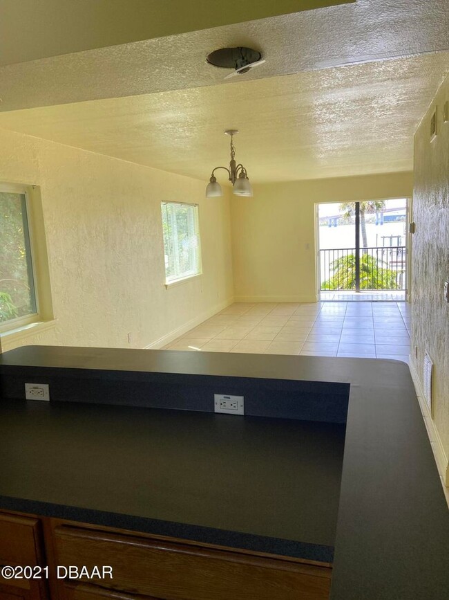 Building Photo - 2 bed condo overlooking the river