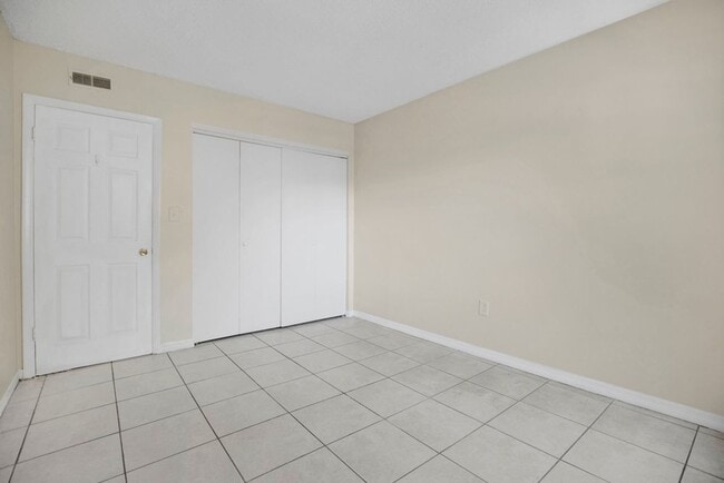 Building Photo - 2/1 Near UCF