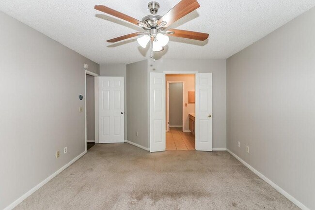Building Photo - 1602 Clear Valley Dr