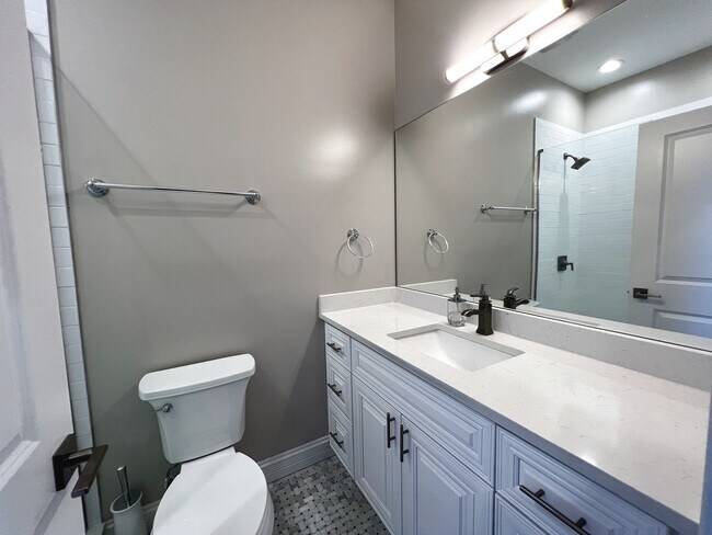 Building Photo - 1744 W Winnemac Ave