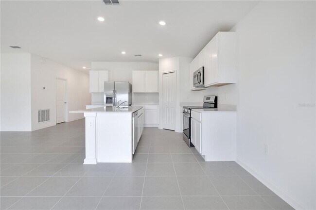 Building Photo - 2494 McKinley Dr