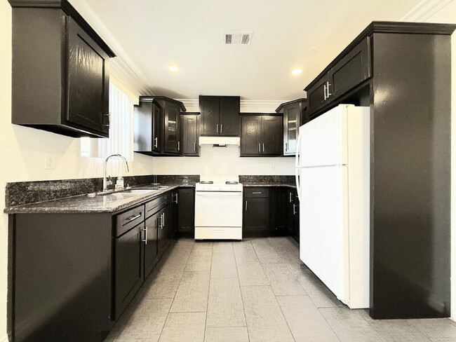 Building Photo - 116 W 50th St