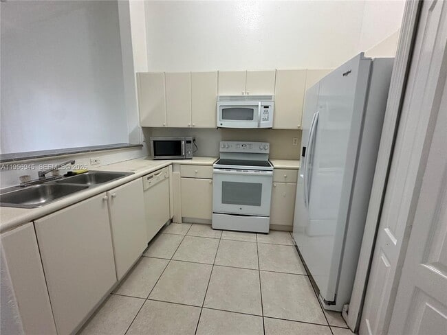 Building Photo - 1666 SE 27th Ct