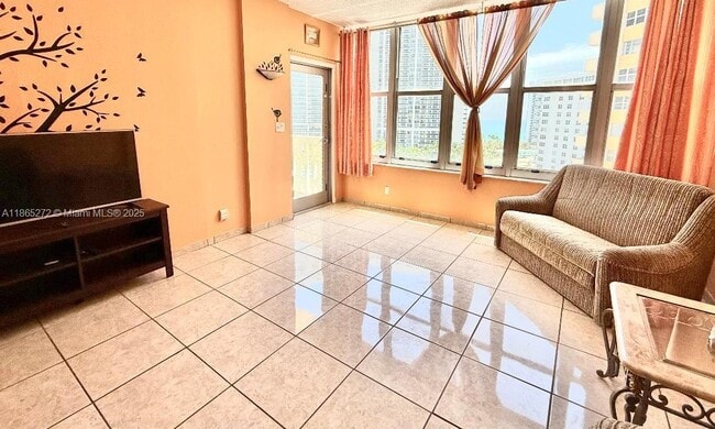 Building Photo - 1817 S Ocean Dr