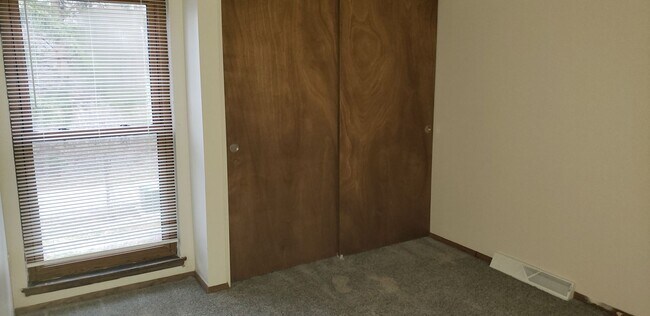 Building Photo - 3 BEDROOOM/1.5 BATH TOWNHOUSE