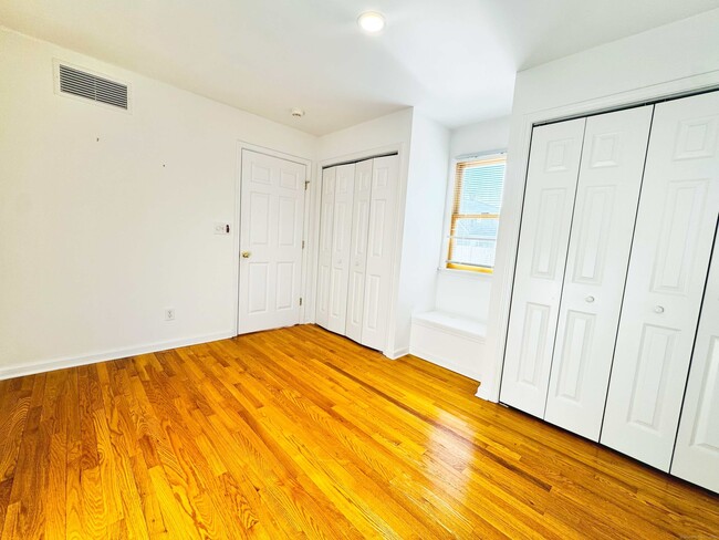 Building Photo - 16 Bonheur Rd