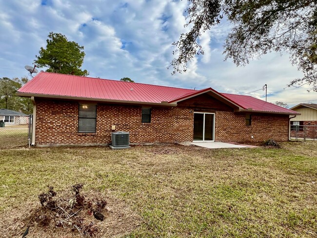 Building Photo - 3/2 with fenced in yard!