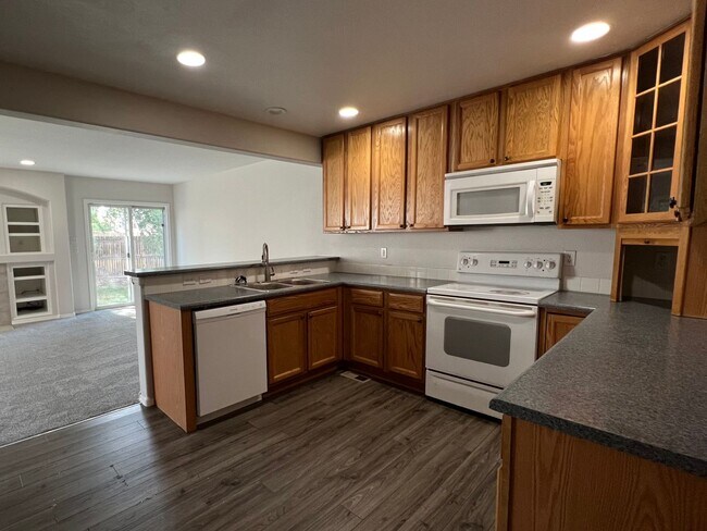 Building Photo - Spacious 4 Bedroom House in Firestone Avilable August!