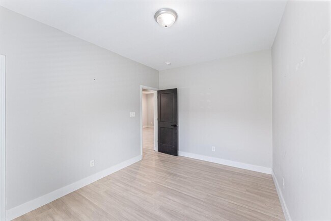 Building Photo - 5004 Knoxwood Dr