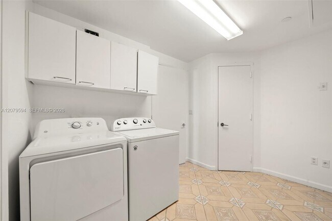 Building Photo - 789 Crandon Blvd