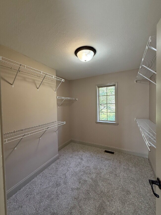 Building Photo - Fresh New Look - 4BR 21/2 Bath