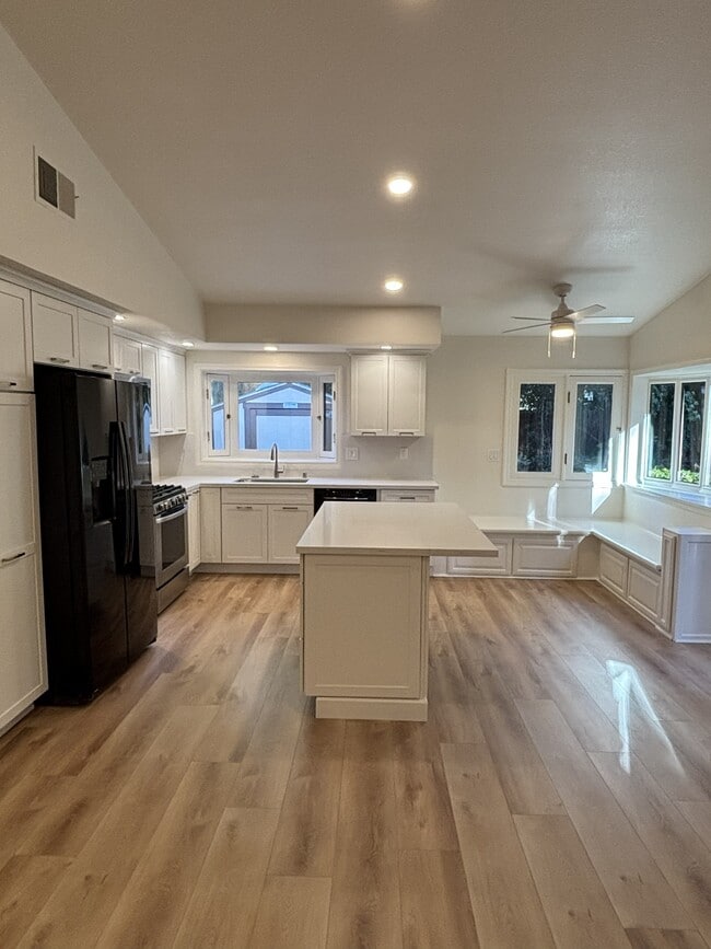 Building Photo - 34 Alvares Ct