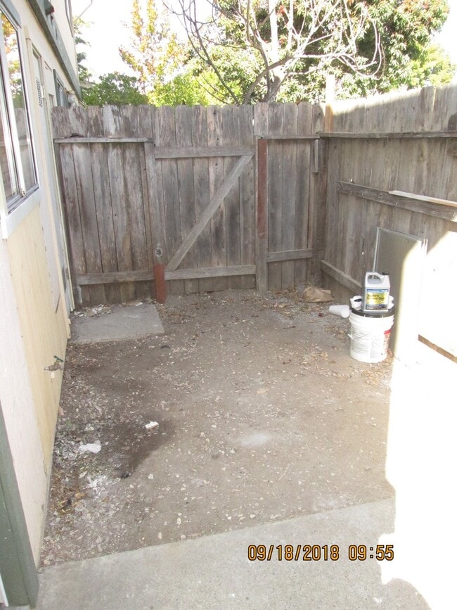 Building Photo - 2 Bedroom/1.5 Bath Condo