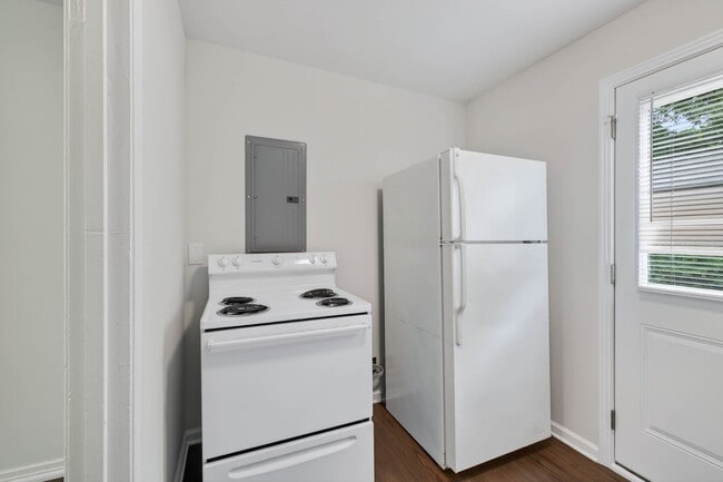 Building Photo - 2 Bedroom Home For Rent Near APSU!