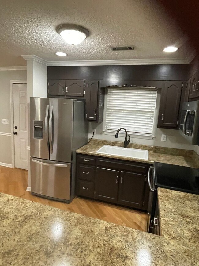 Building Photo - $350 Off First Month! Great 1 bedroom 1 bath located in a great area of NW Cleveland! Leasing Spe...