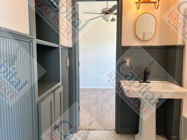 Building Photo - Charming 3 Bedroom