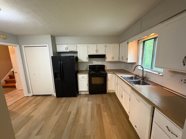 Building Photo - Beautiful Split Level House 3 bedroom 1 ba...