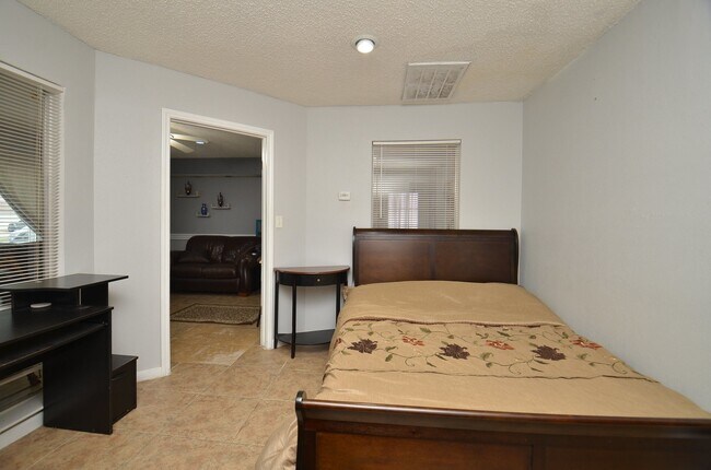 Building Photo - 13102 Richmond Ave.