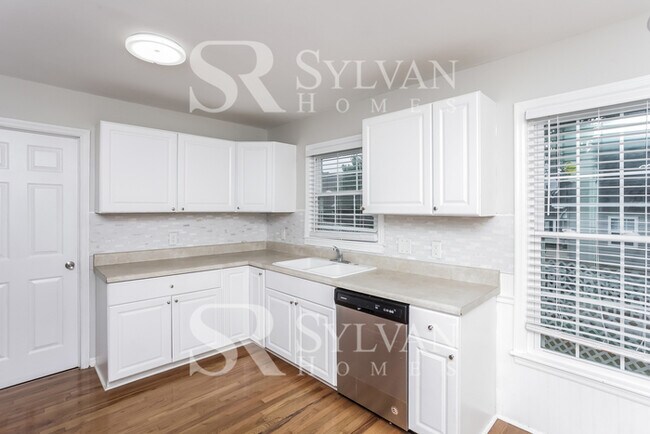 Building Photo - Enjoy Relaxation & Sophistication in this lovely 3 bedroom, 2.5 bath home.