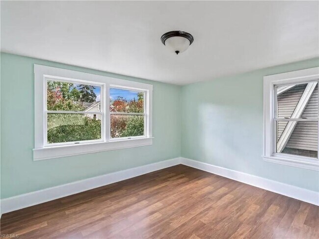 Building Photo - 47 E Mapledale Ave