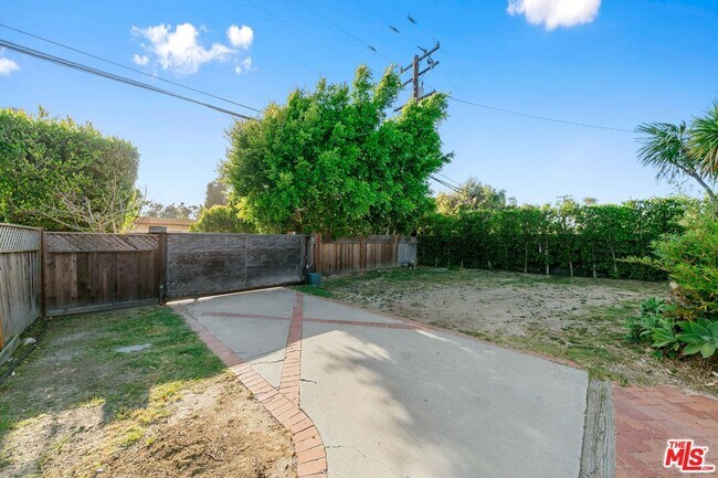 Building Photo - 7038 Dume Dr