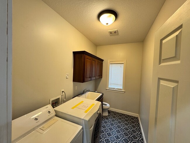 Building Photo - Large, Executive Level 5 Bedroom, 3 Bath!