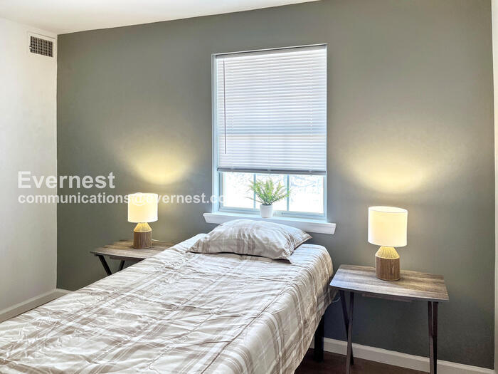 Building Photo - 12802 N Cresap St