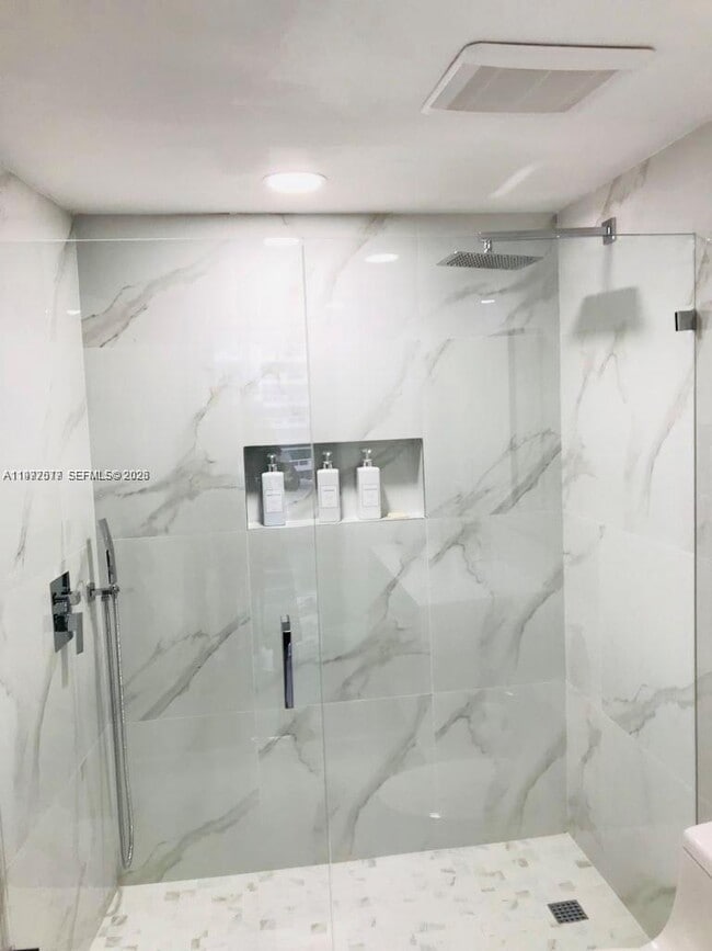 Building Photo - 1750 N Bayshore Dr