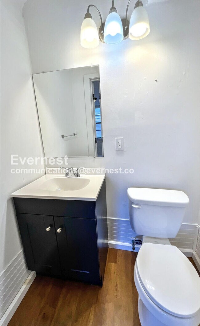 Building Photo - 2 Bed/1.5 Bath Townhome with Fenced Yard / Pet-Friendly / Available Now!