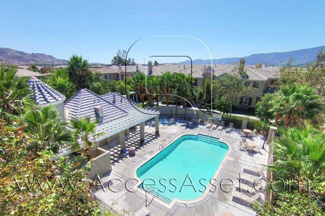 Building Photo - 3 Bed / 2.5 Bath Townhome | Open Layout + Modern Finishes