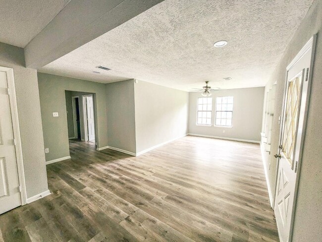 Building Photo - 305 Red Haven Dr