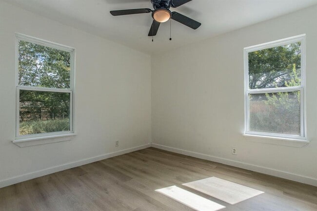 Building Photo - 415 W Hutchins Pl