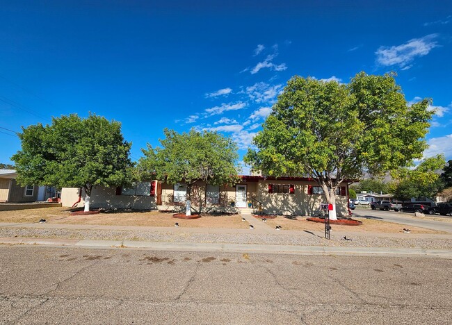 Primary Photo - Large Remodeled 4 Bedroom / 2 Bath Home Re...