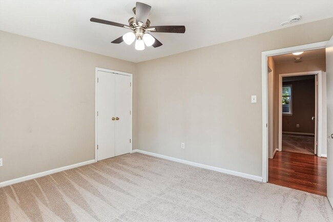 Building Photo - Lovely 2br/1bth ground level condo, close ...