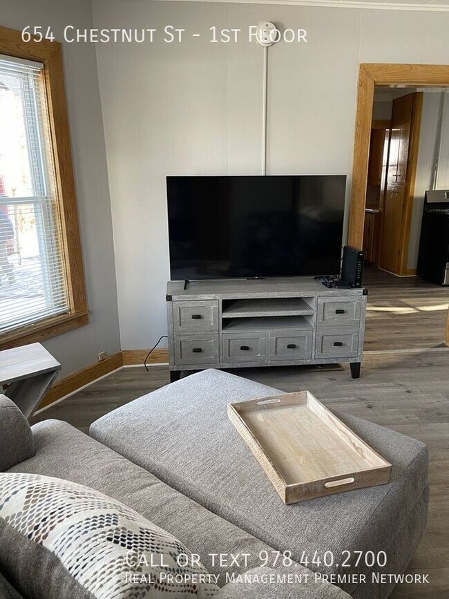 Building Photo - 654 Chestnut St