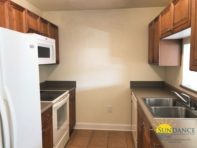 Building Photo - Great 2 Bedroom Townhouse in Crestview