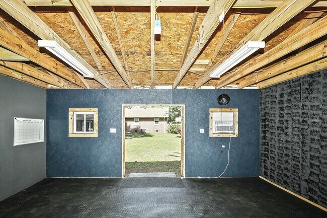 Building Photo - 1510 Crescent Dr