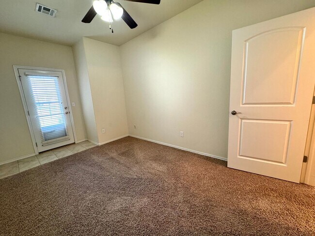 Building Photo - Stunning 2 bedroom 2 bathroom townhome in ...