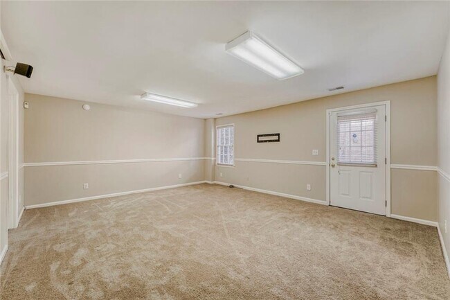 Building Photo - 1111 Lake Washington Dr NW