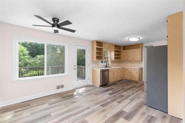 Building Photo - 2250 Ridge Forest Dr