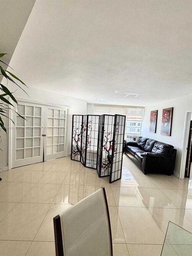 Building Photo - 801 Brickell Bay Dr