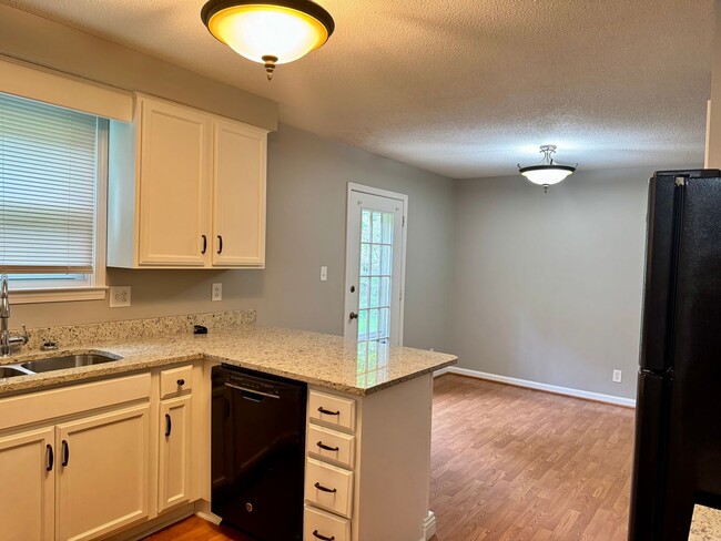 Building Photo - Exit 8! Rossview School. 4 Bed/2 Bath over 1700 Sq.ft!