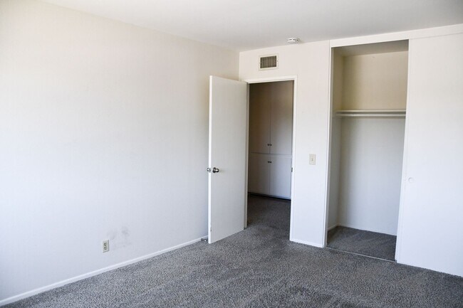 Building Photo - 522 E Collins Ave