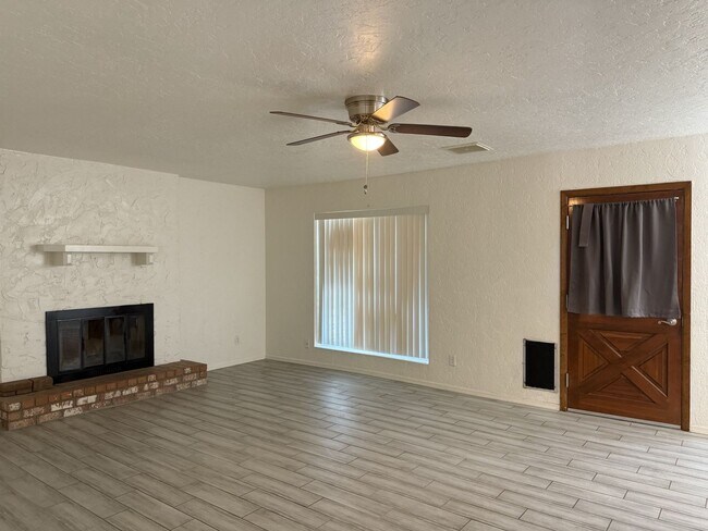 Building Photo - Horse Property 3 bedroom, 2 Bath